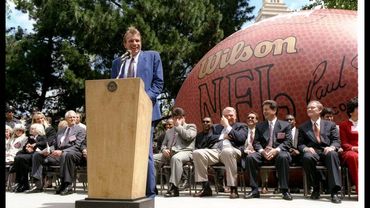 In 16 Jahren wirft er Pässe für 40.551 Yards und 273 Touchdowns. In den Jahren 1989 und 1990 wird er zum MVP gewählt. Eine Stadt in Montana trägt sogar ehrenhalber den Namen "Joe"