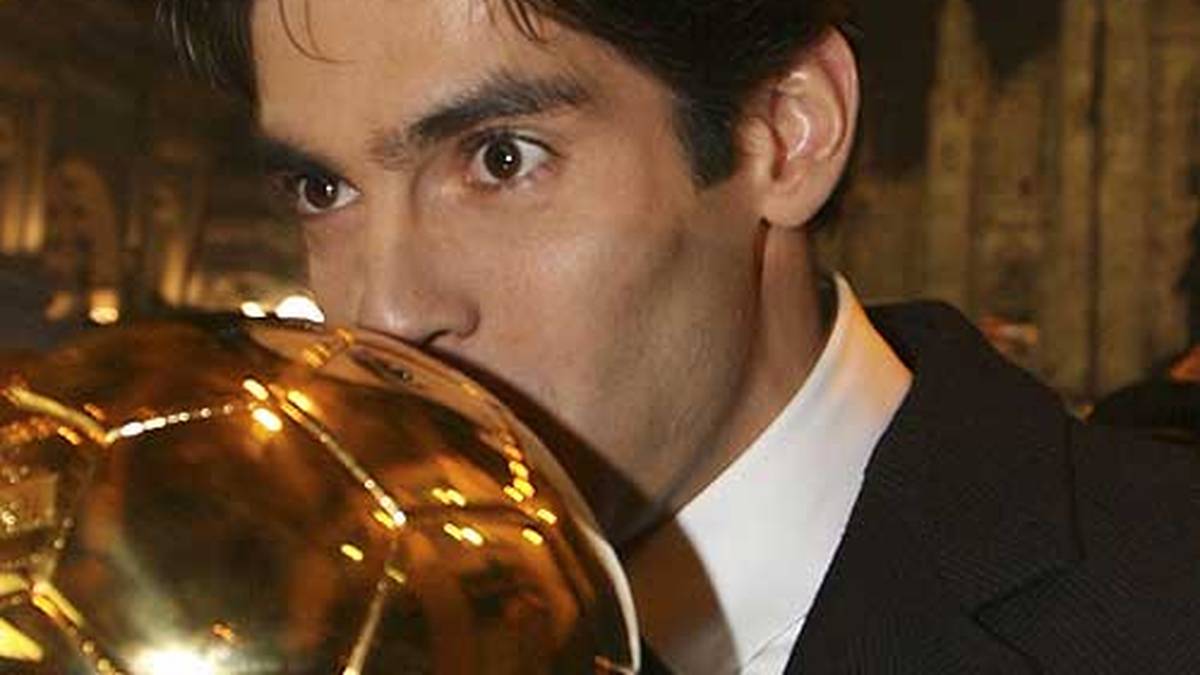 2007: Mal wieder ein Brasilianer. Kaka glänzt als Spielmacher des AC Mailand und darf zur Belohnung den Goldenen Ball küssen