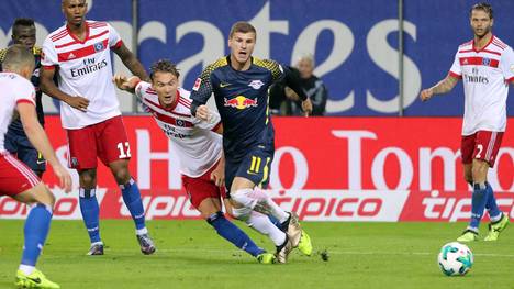 Albin Ekdal (l.) brachte Timo Werner in einem fairen Zweikampf zu Fall