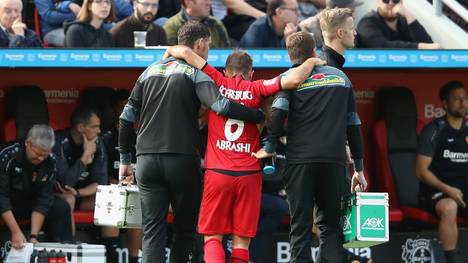 Freiburgs Amir Abrashi verletzt sich beim Spiel gegen Leverkusen 