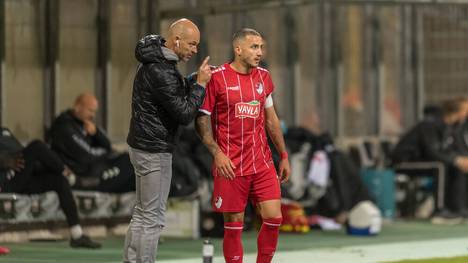 Aufsteiger Türkgücü München (im Bild Trainer Alexander Schmidt, l., mit Sercan Sararer) überzeugt bisher in der Liga.