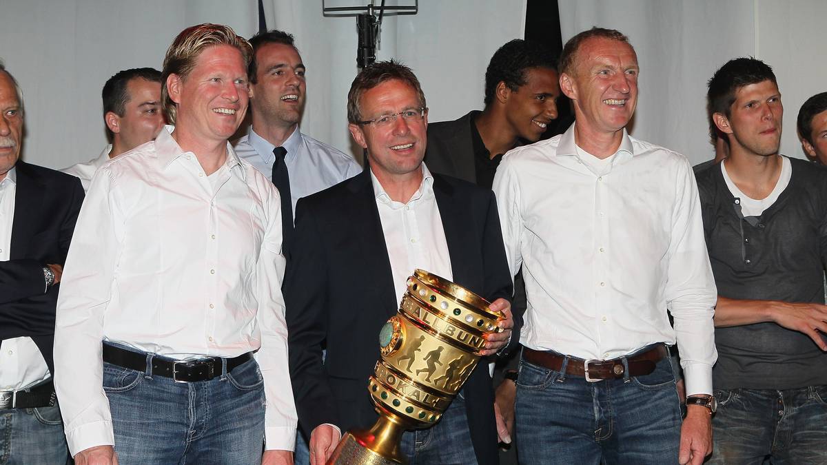RALF RANGNICK (Schalke und Leipzig): 2005 war er mit Schalke dicht am Meistertitel, am Ende des Jahres führte eine sportliche Krise und seine provokative Ehrenrunde zur Trennung. 2011 kam er zurück - und gewann mit S04 den DFB-Pokal, seinen ersten Titel. Wenige Monate danach trat er wegen eines Burnouts zurück