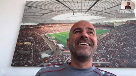 Leverkusens Coach Peter Bosz verrät im Skype-Interview, wie er die Zeit unter Quarantäne erlebt hat und wie das Training bei der Werkself aktuell aussieht.