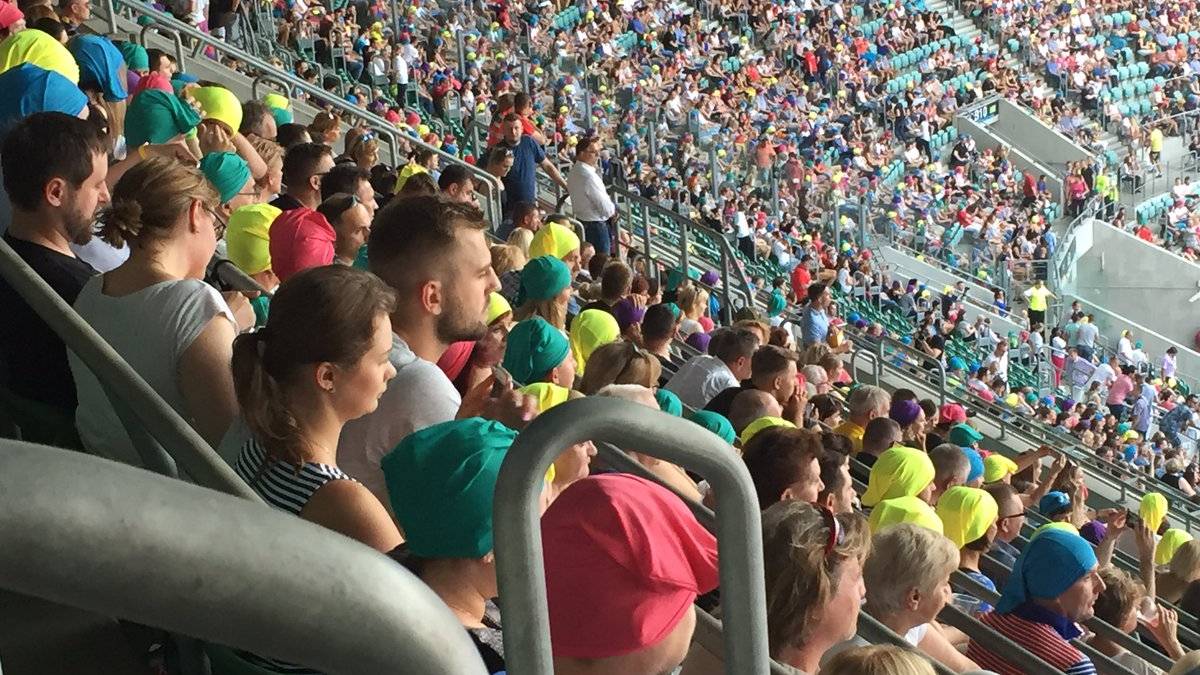 Und auch die Zuschauer auf den Tribünen sollen sich die Zwergen-Mützen aufsetzen. Es macht aber nicht jeder mit, obwohl die Choreographie vorher geübt wurde