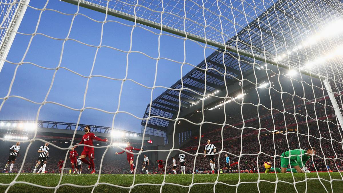 THE GUARDIAN - "Die Nachricht von Pereiras Siegtreffer von Leicester gegen City verbreitete sich wie ein elektrischer Impuls durch Anfield. Das ganze Stadion schien aufgeladen. Liverpool glaubt an den Titel!"