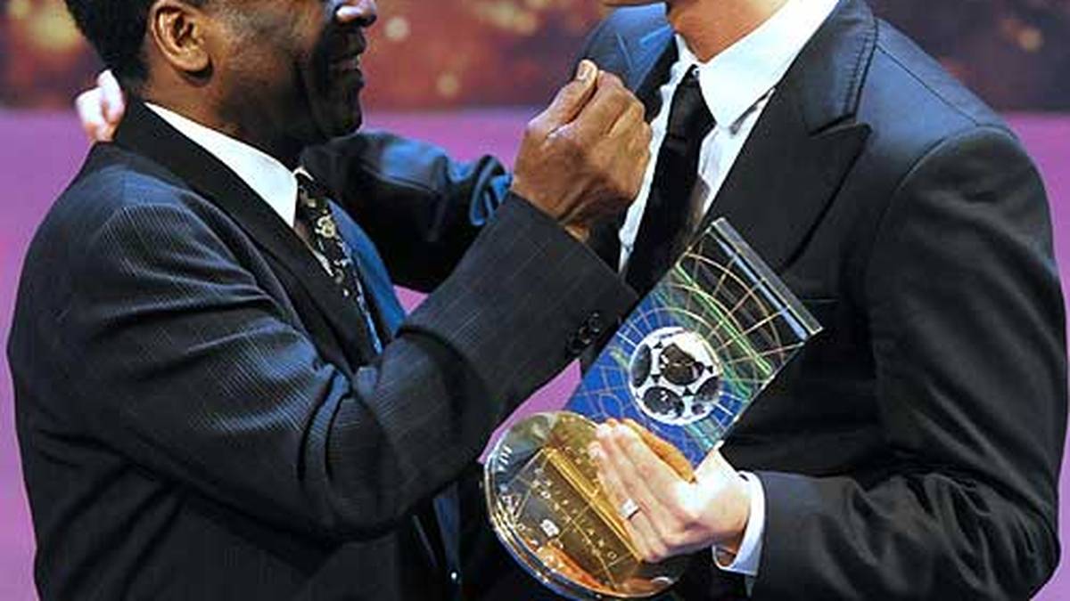 2008: Cristiano Ronaldo schlägt erstmals zu. Einer der besten Stürmer aller Zeiten, Pele, gratuliert. Der Gekürte spielt zum damaligen Zeitpunkt noch bei Manchester United