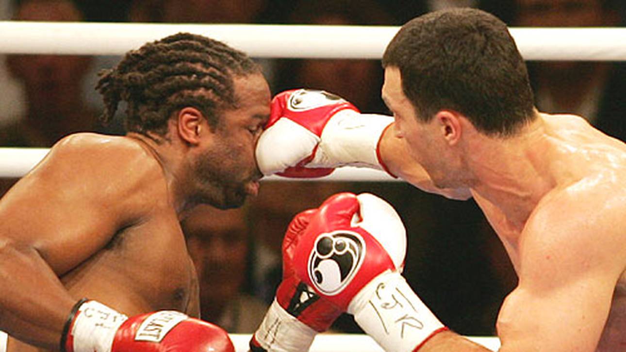 Am 22. April 2006 kämpft Klitschko in Mannheim gegen Chris Byrd um den WM-Gürtel. Als der Ringrichter Wayne Kelly jedoch die stark blutende Platzwunde an Byrds linkem Auge sieht, bricht er den Kampf sofort ab. Klitschko wird zum Sieger durch technischen K.o. in der siebten Runde und zum Weltmeister der Verbände IBF und IBO ernannt
