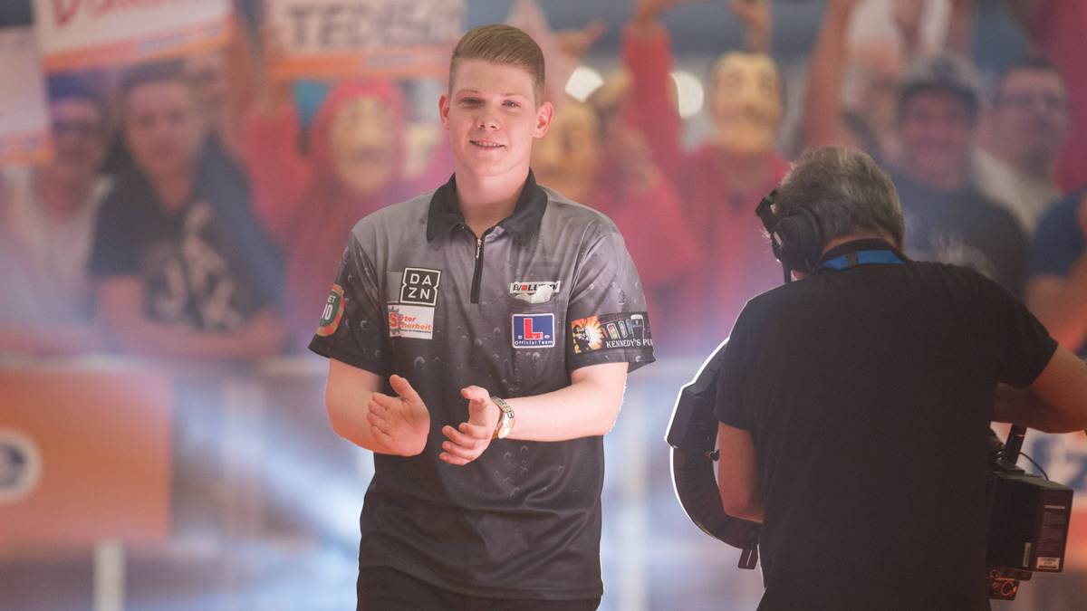 NICO KURZ: Kurz ist ein echter Senkrechtstarter. Erst 2014 kam der 21 Jahre alte Industrie-Mechaniker über seine Eltern, die beide bekannte E-Darts-Spieler sind, zur Sportart. Schon im Jahr darauf wurde er an der elektronischen Scheibe deutscher Meister