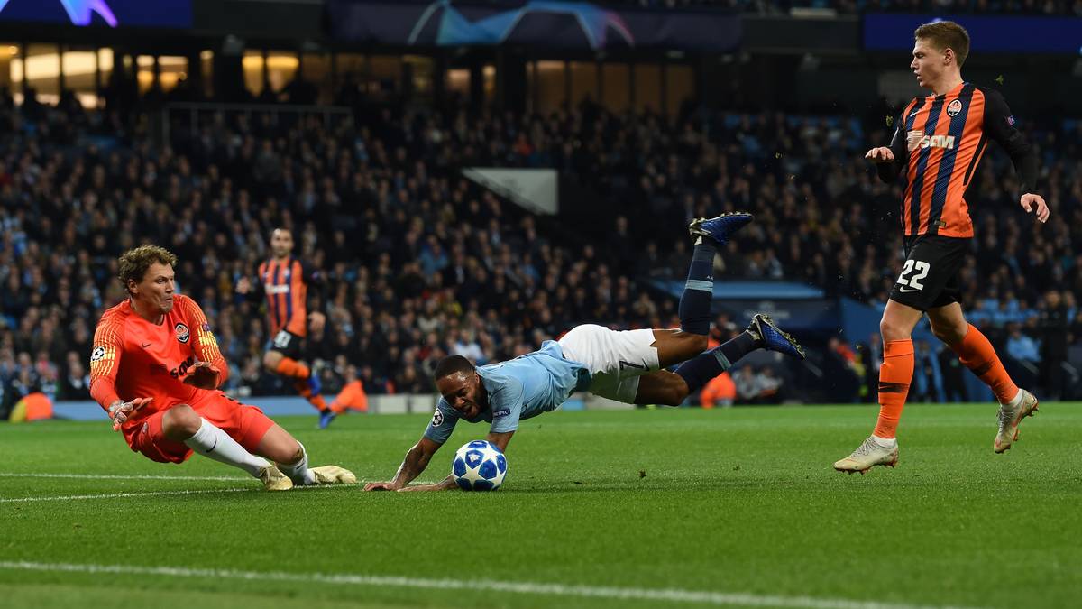 Weil Sterling nicht zum Referee geht und zugibt, dass es kein Foul war, hagelt es Kritik - auch von Trainer Pep Guardiola. Da bringt auch seine spätere Entschuldigung nichts mehr. Den Elfer verwandelt Gabriel Jesus eiskalt. Sterlings Aktion gehört zu den dreisteren der Fußball-Geschichte. 