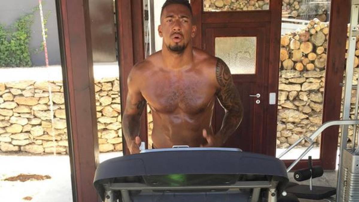 Der Klassiker und immer gerne genommen ist das Laufband. Hier kommt Bayerns Abwehrspezialist Jerome Boateng während der Vorbereitung auf die akutelle Saison auf Touren