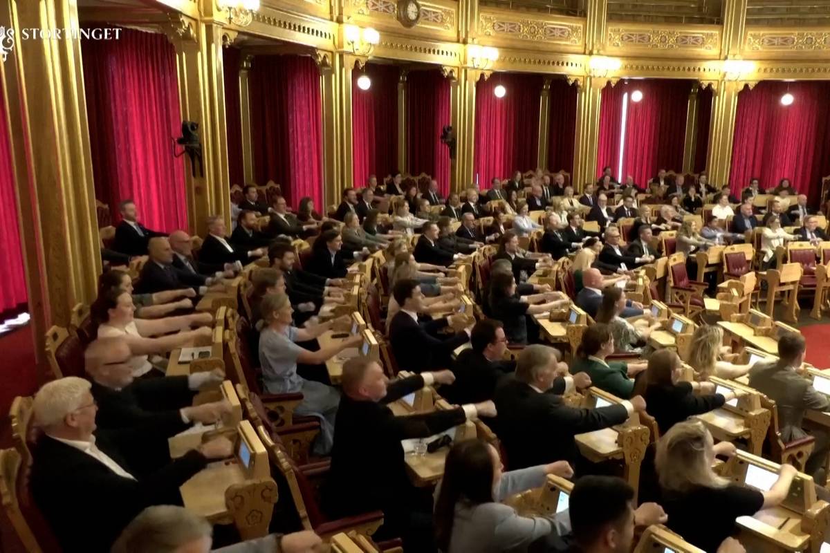 Kurios! Hier rudert das norwegische Parlament