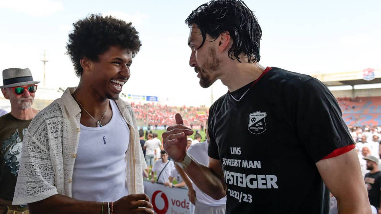 Markus Schwabl (r.) feiert mit Ex-Unterhaching-Spieler Karim Adeyemi den Aufstieg