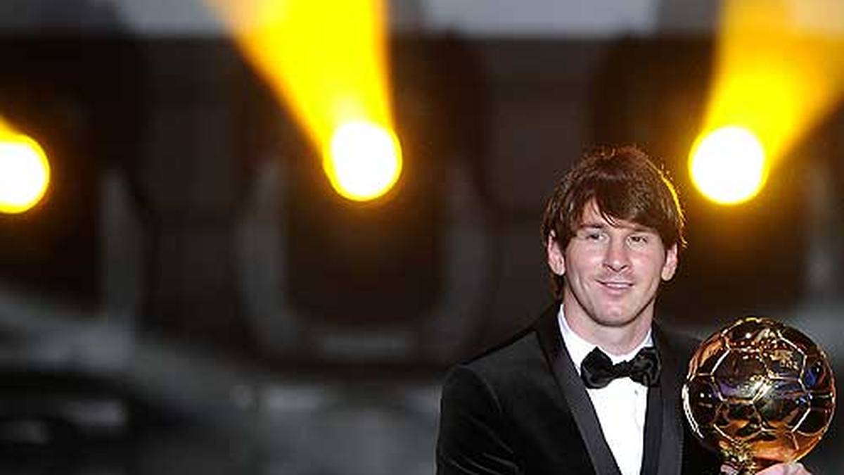 2010: Auch im Jahr darauf hat der Superstar des FC Barcelona die Nase vorn. Stolz präsentiert er seine Trophäe