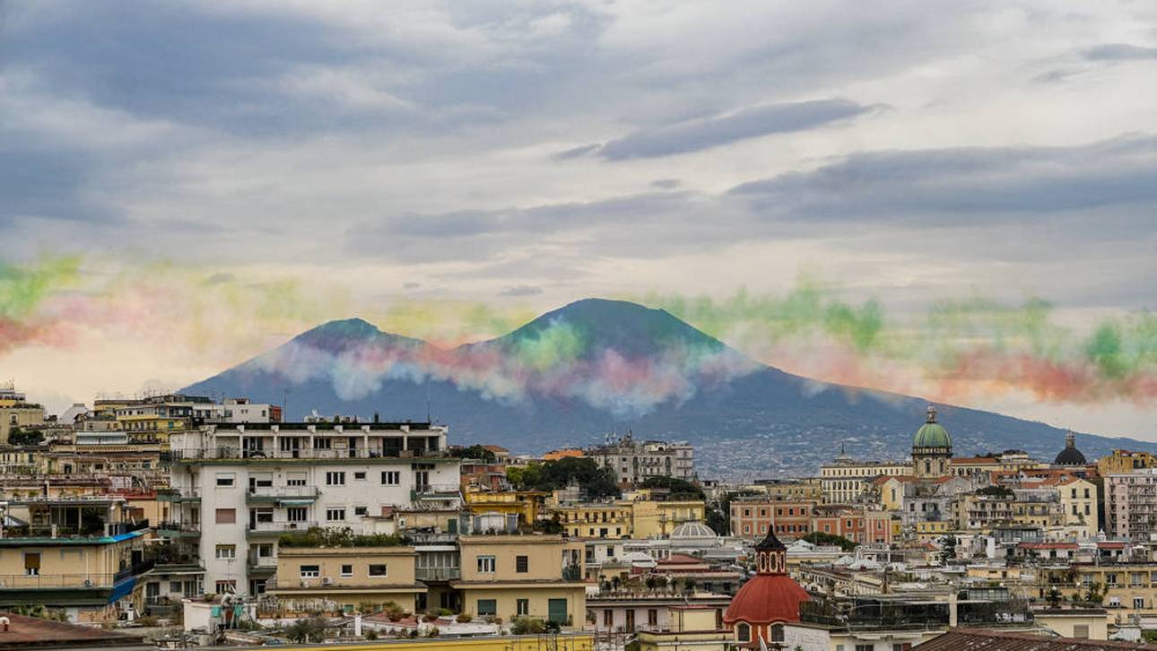 Irre Flug-Feier eines Neapel-Fans