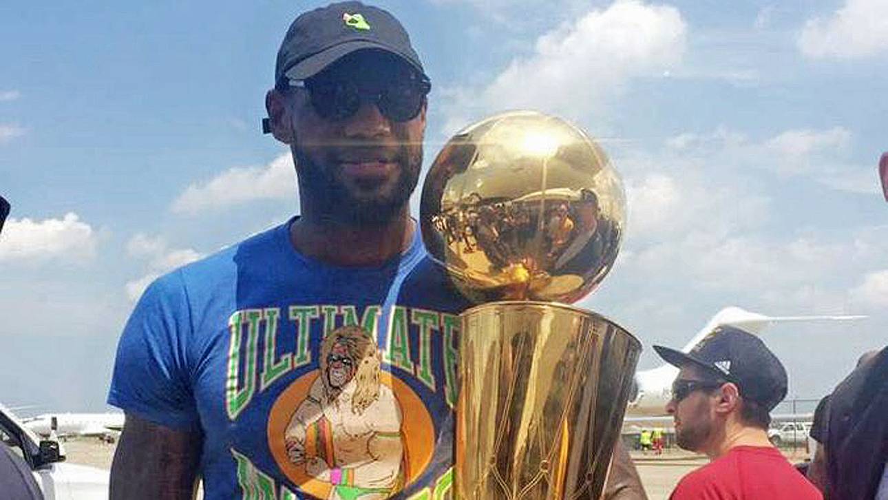 LeBron James brachte die Trophäe im Wrestling-T-Shirt nach Cleveland