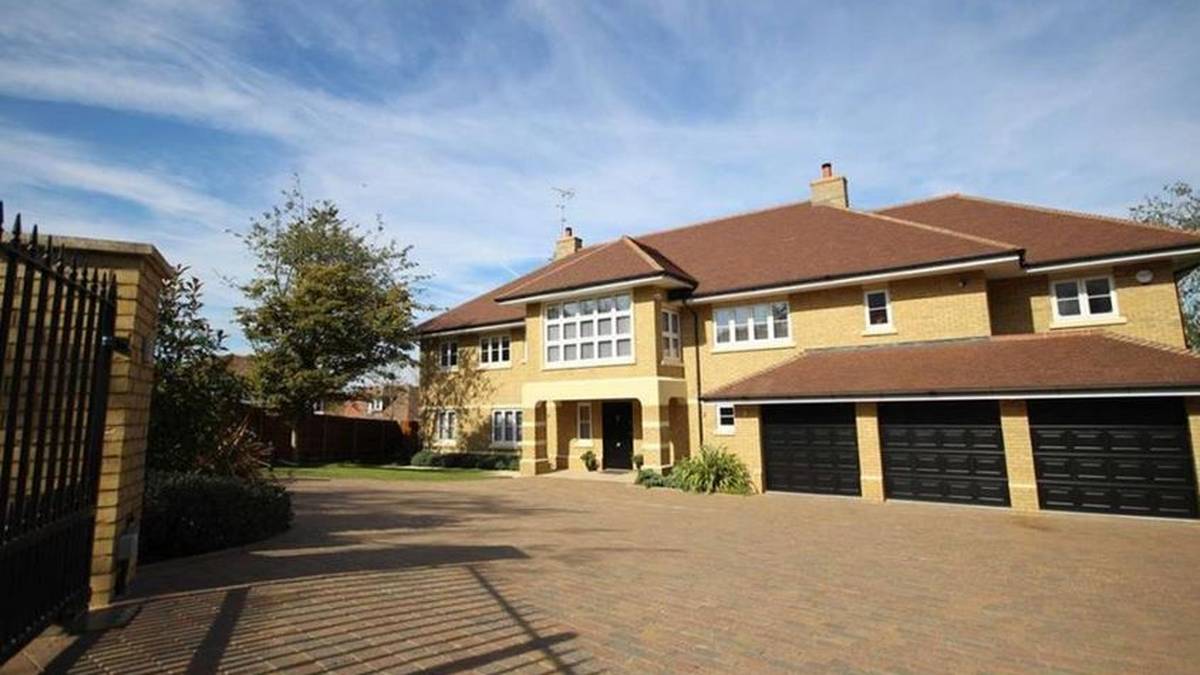 JACK WILSHERE: Auch  Wilshere ist umgezogen. Vorher bot der frühere Arsenal-Profi sein ehemaliges Anwesen in der Grafschaft Hertfordshire nördlich von London zum Verkauf an - für stattliche 3,7 Millionen Pfund, also rund 5,05 Millionen Euro