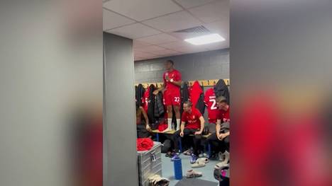 Bei seinem Einstandslied zeigt Swindon-Town-Neuzugang Udoka Godwin-Malife was für eine Mega-Stimme in ihm steckt. 