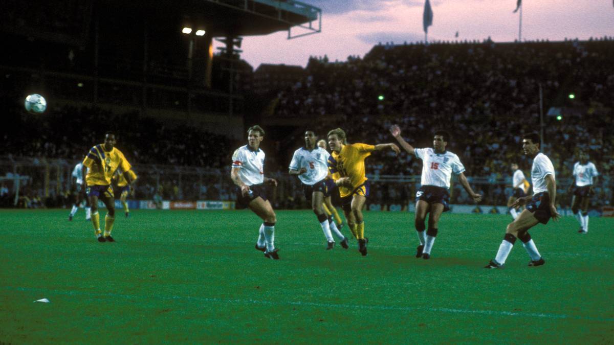 Dass die Schweden auch schon vor Ibrahimovic' Zeit schöne Tore erzielen können, demonstriert Tomas Brolin bei der Heim-EM 1992. Der Blondschopf schließt einen starken Kollektivangriff gegen England mit einem platzierten Schuss in den Winkel ab...