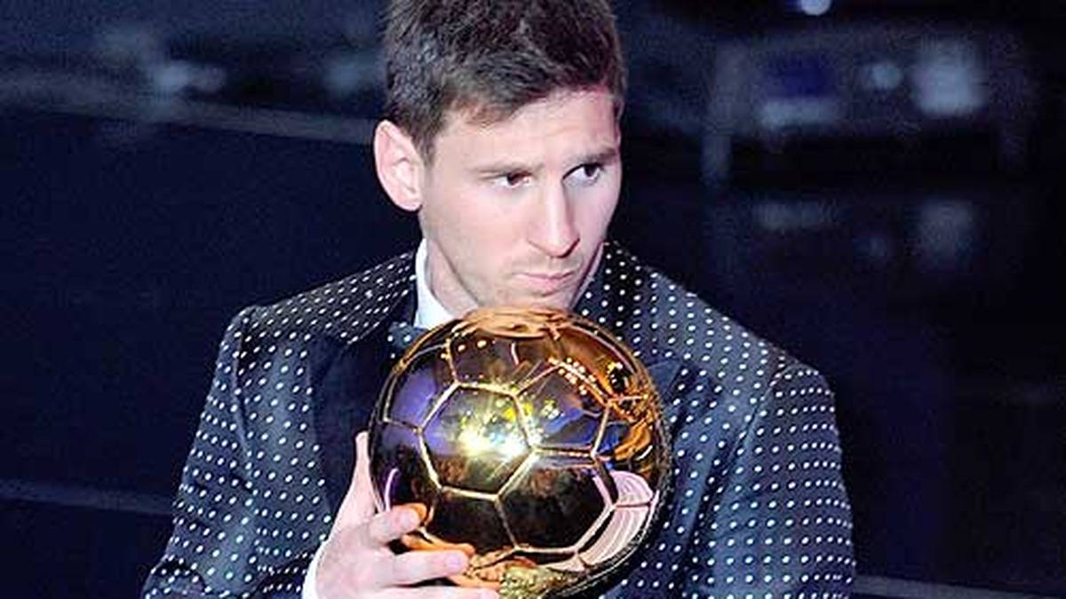 2012: Messi kommt innerhalb eines Jahres auf sage und schreibe 91 Tore in 69 Pflichtspielen für Barca. Damit übertrifft er nicht nur die bisherige Bestmarke von Gerd Müller, sondern sichert sich auch zum vierten Mal den Ballon d'Or. Auf ewig in Erinnerung: der Pünktchen-Anzug