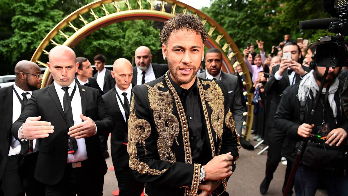 MÖGLICHE NEUZUGÄNGE - NEYMAR (Paris Saint-Germain, 26, Vertrag bis 2022): Wird seit Jahren mit Real in Verbindung gebracht. Könnte Ronaldo ersetzen. Wäre als neuer Galactico aber auch dementsprechend teuer. Allein die Ablöse würde bei 300 Millionen Euro liegen