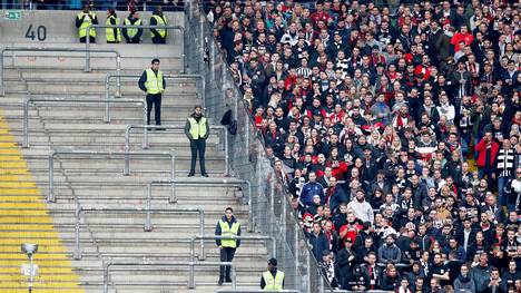 Gegen den FC Bayern musste ein Teil der Zuschauertribünen in Frankfurt frei bleiben 