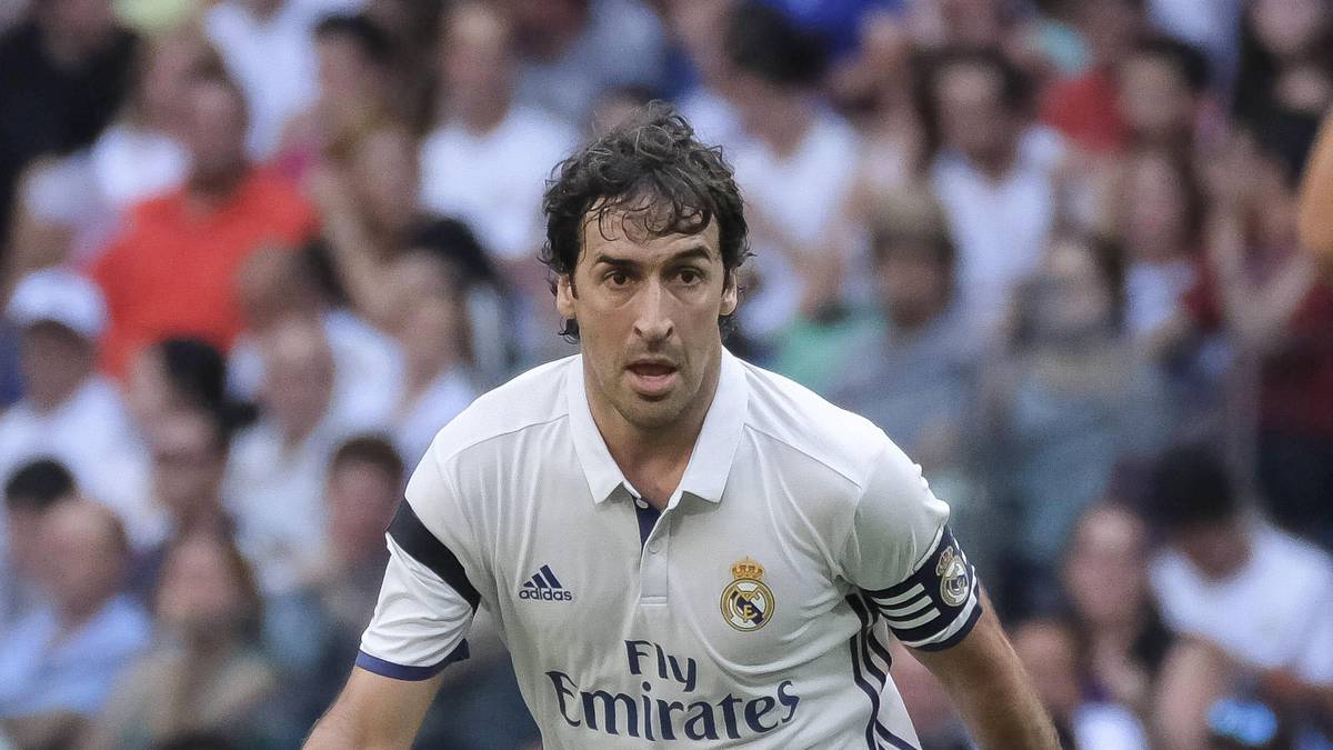 Ein ganz Großer beim "weißen Ballett" war auch Raul, der nach einem Schalke-Gastspiel seine Karriere in Katar ausklingen ließ. Verändert hat sich der Fanliebling kaum - der 39-Jährige wirkt noch topfit 