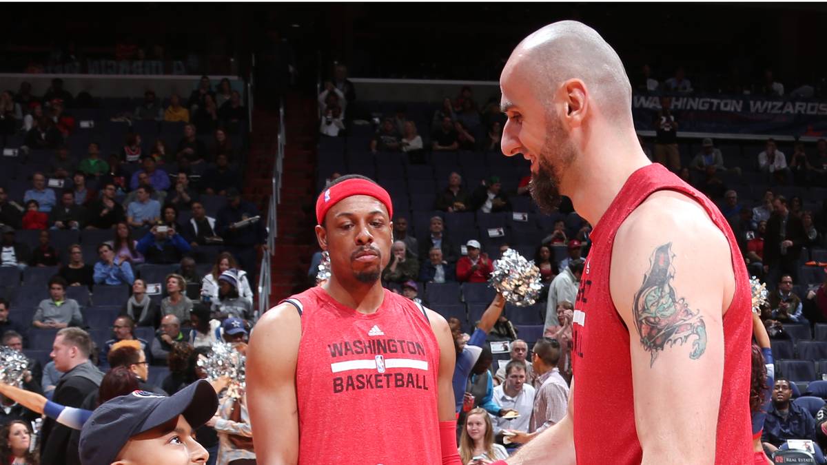 Dazu gehören unter anderem Frühstück mit dem Team, Umziehen in der Kabine, Aufwärmprogramm und sogar Ankündigung in der Startformation. Die Ghetto-Faust mit Marcin Gortat klappt schon wie bei einem Profi