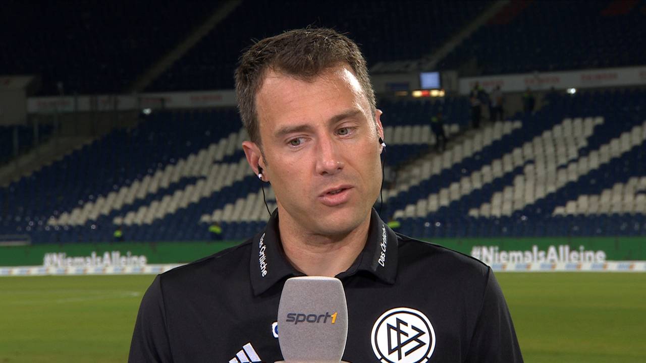 Schiedsrichter Felix Zwayer verteidigt seine Entscheidung auf Elfmeter