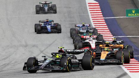 Lewis Hamilton (vorne) verliert nachträglich einen Platz beim Großen Preis von Österreich