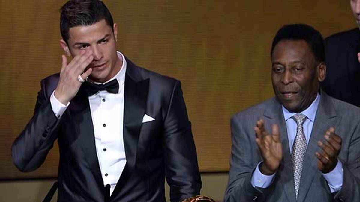 2013: Der letzte Gewinner vor Messis Siegesserie ist auch der erste Preisträger danach. Wie schon 2008 erhält Cristiano Ronaldo neben Pele stehend die Trophäe. Diesmal gewinnt er sie allerdings in Diensten von Real Madrid