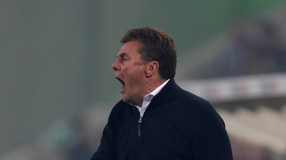Dieter Hecking kann mit der Leistung seines Teams nicht zufrieden sein. Und es kommt noch, was kommen musste...