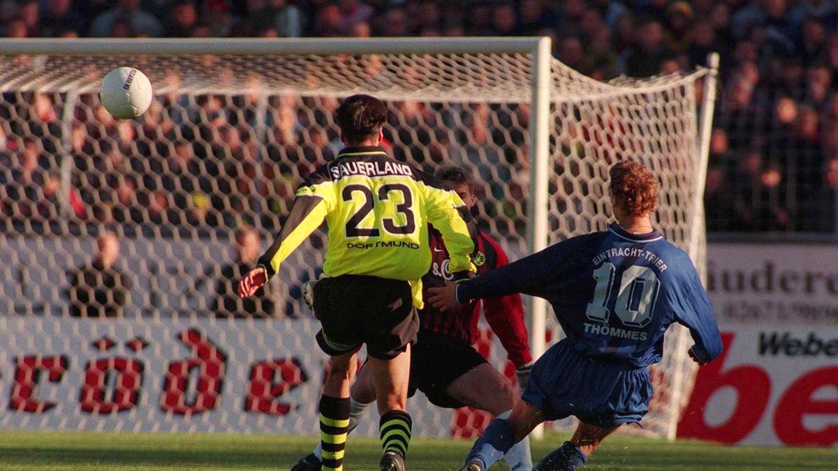 Keine Freunde im Ruhrgebiet macht sich die Eintracht aus Trier in der Pokalsaison 1997/1998. Erst elimieren die Trierer Uefa-Cup-Sieger Schalke 04 mit 1:0, dann muss Champions-League-Sieger Borussia Dortmund dran glauben