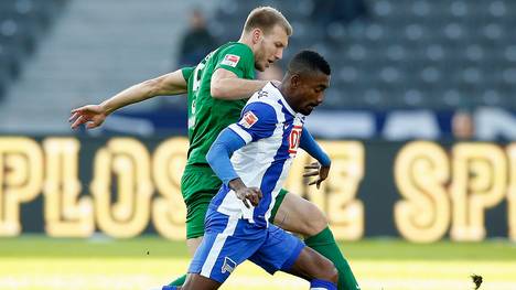 Salomon Kalou (v.) gelingt das Goldene Tor für Hertha BSC gegen Augsburg