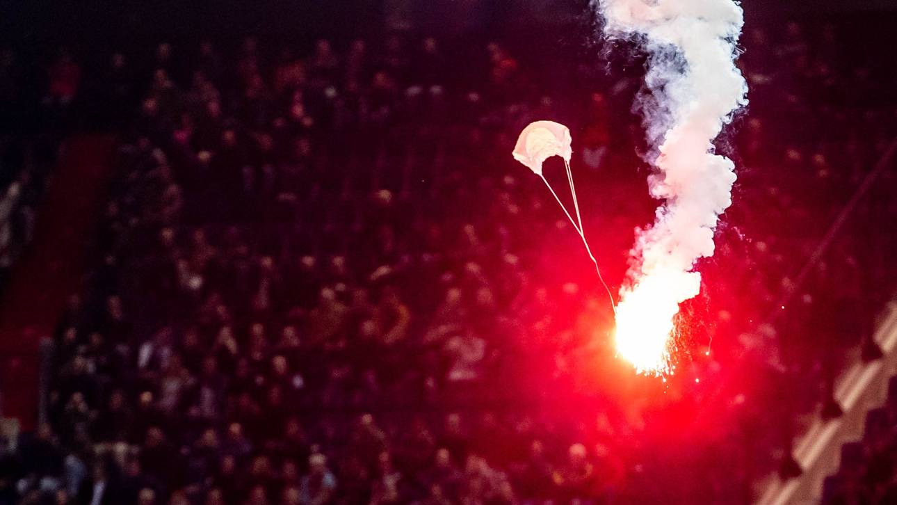 Fans zünden Pyro mit Fallschirm