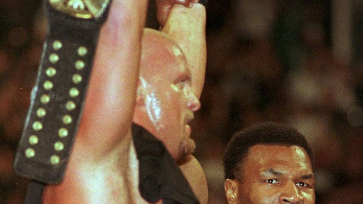 Austin löste 1998 bei WrestleMania Shawn Michaels als Champion ab (Gastringrichter: Mike Tyson) - und war der Auslöser des damaligen Wrestling-Booms, der "Attitude Era". Er half WWE aus einer tiefen Krise, in die sie nach einer Abwanderungswelle zur Konkurrenzliga WCW gerutscht war