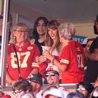 Seit Wochen gibt es Gerüchte, dass Taylor Swift und NFL-Superstar Travis Kelce ein Paar sind. Nun zeigt sich die Pop-Sängerin erstmals öffentlich mit dem Tight End der Kansas City Chiefs und sorgt für einen Mega-Hype in den USA. 