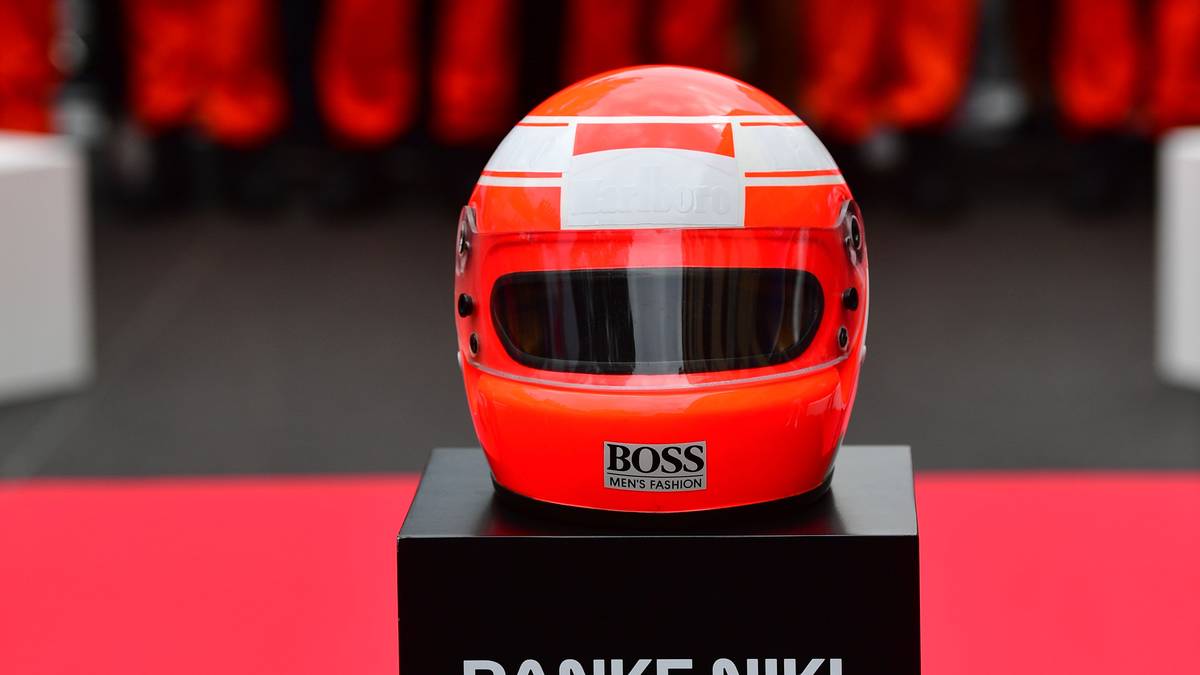 In der Mitte ist ein roter Helm von Lauda, darunter stehen die Worte "DANKE NIKI"
