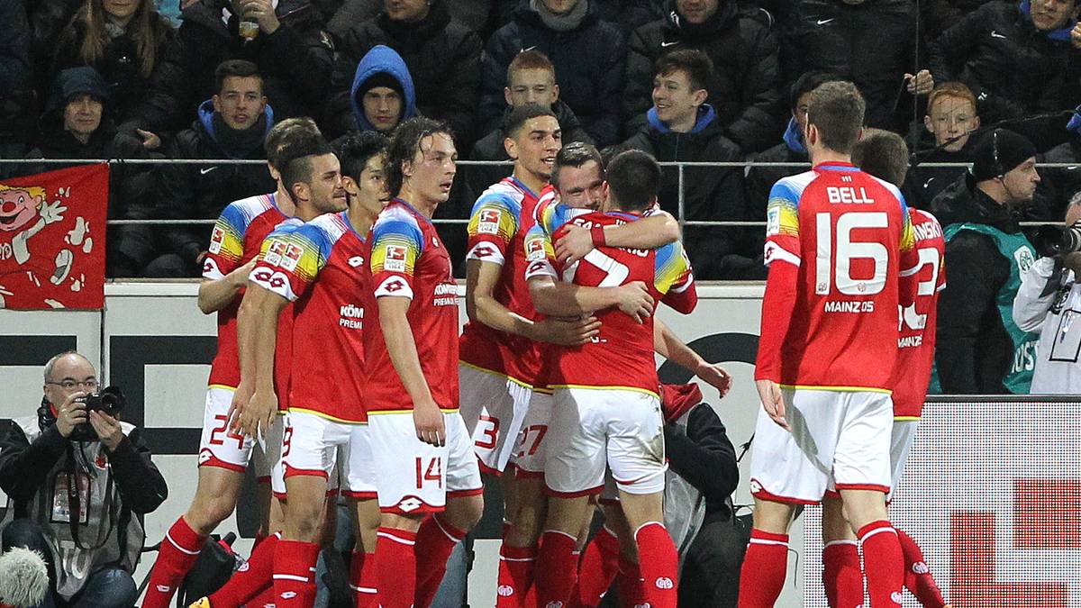 und lässt sich von seinen Mitspielern feiern