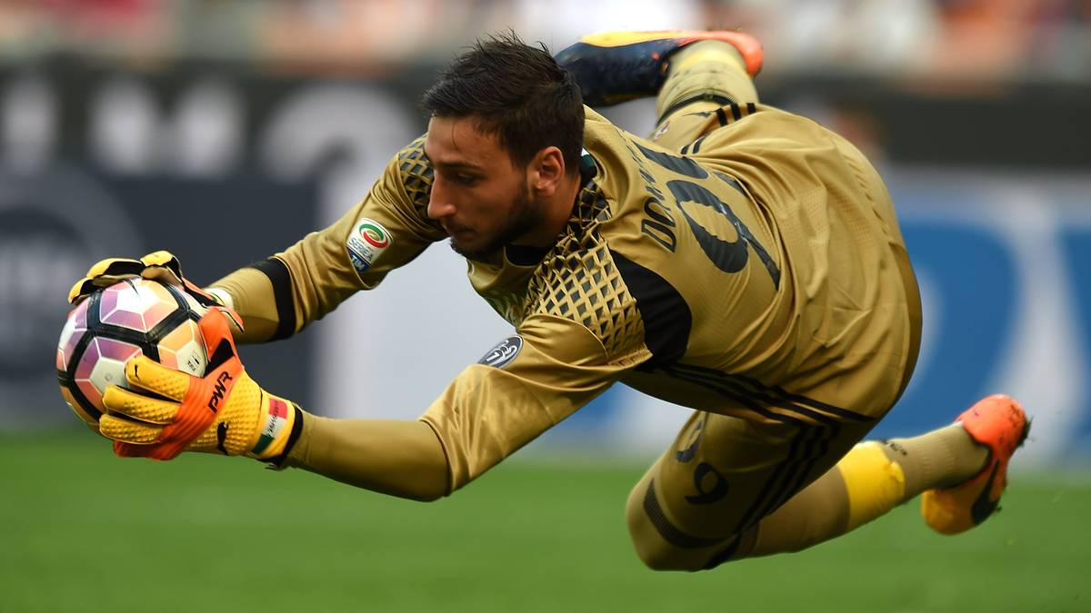 GIANLUIGI DONNARUMMA: Der 20-Jährige gilt als eines der größten Torwart-Talente weltweit, seit Jahren ist der Nationaltorwart Stammspieler beim AC Milan. Seine Ausstiegsklausel ist auf 50 Millionen Euro datiert, falls Milan nicht Champions League spielt. Schaffen es die Lombarden in die Königsklasse, werden sogar 100 Millionen Euro fällig