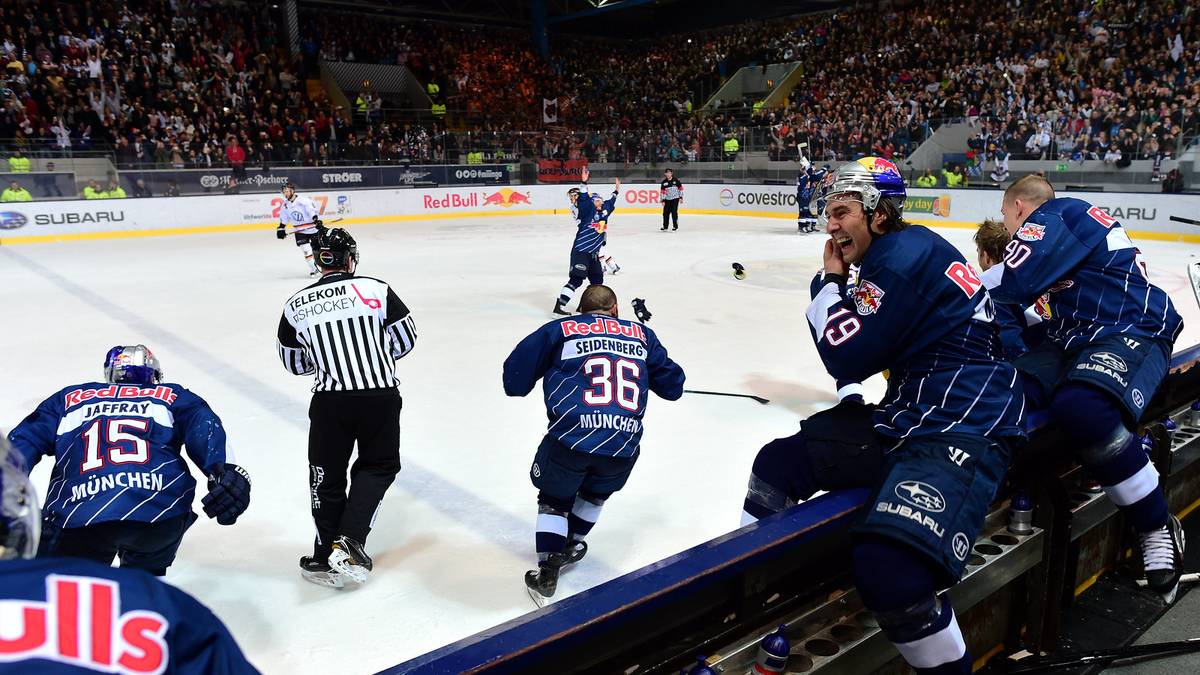 Die Spieler auf der Auswechselbank springen über die Bande...