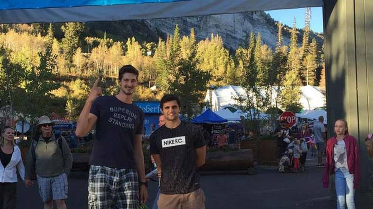 Für Pleiß gestaltet sich dies nun deutlich schwieriger, doch zumindest findet er in den USA eine amerikanische Version der Wiesn