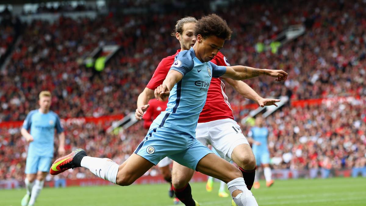 Im Derby gegen Manchester United schickt Guardiola Sane erstmals auf den Rasen. 26 Mal darf der Ex-Schalker in seiner ersten Premier-League-Saison aufs Feld, dabei erzielt er fünf Treffer