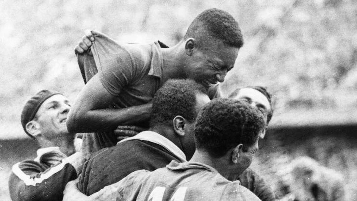 1958: Brasilien triumphiert in Schweden und somit als erste Mannschaft auf einem anderen Kontinent. Zugleich war es die Geburtsstunde des unvergleichlichen Pelé