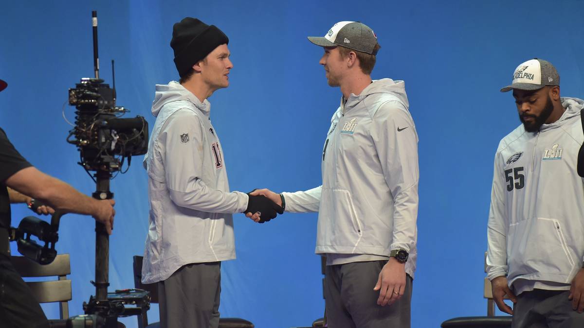 Nette Szene zwischendurch: Shake Hands zwischen Brady und Nick Foles (Quarterback Philadelphia Eagles)