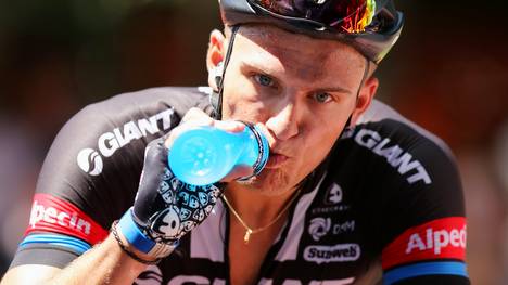 Marcel Kittel trinkt aus einer Wasserflasche