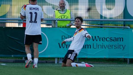 Die deutsche U19 setzt sich zum EM-Auftakt gegen Dänemark mit 4:3 durch. Matchwinner wird ein Stürmertalent des HSV.