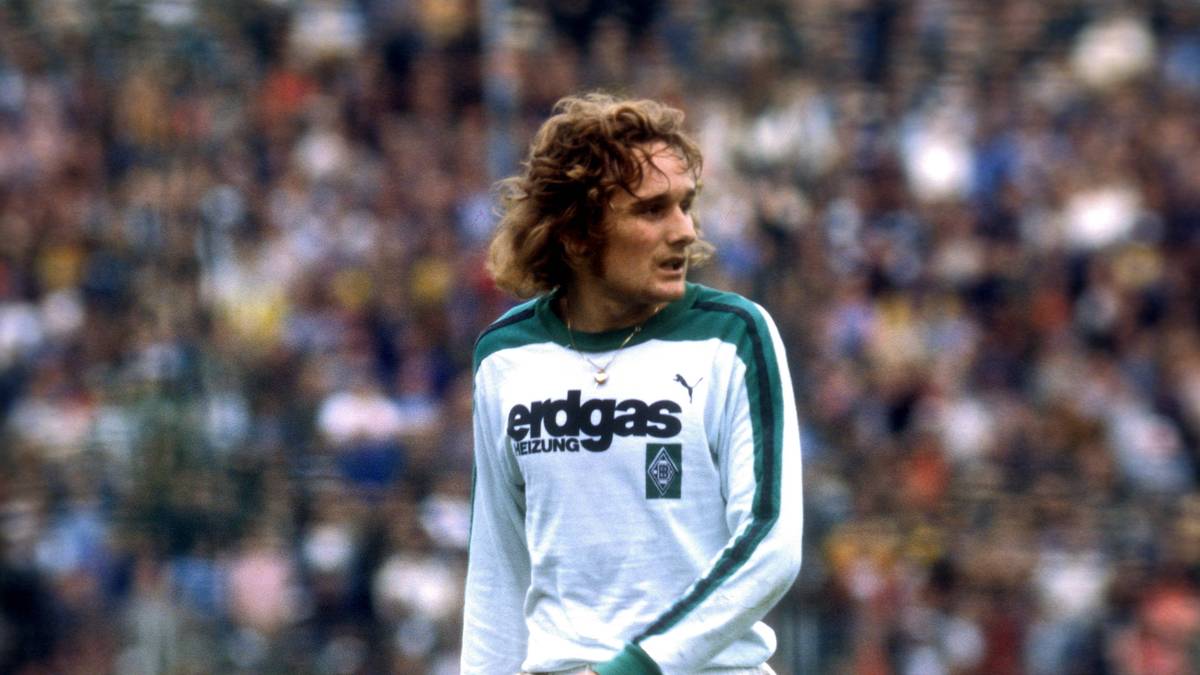ANGRIFF - ALLAN SIMONSEN: Der schmächtige Däne kam 1972 von Vejle BK, sah aus, als könne er kein Wässerchen trüben und avancierte am Bökelberg zum kontinentalen Superstar. 1977, nach seiner dritten deutschen Meisterschaft und dem Einzug ins Landesmeister-Finale, wurde der Flügelstürmer zu Europas Fußballer des Jahres gekürt. Ging nach dem zweiten UEFA-Cup-Sieg 1979 zum FC Barcelona