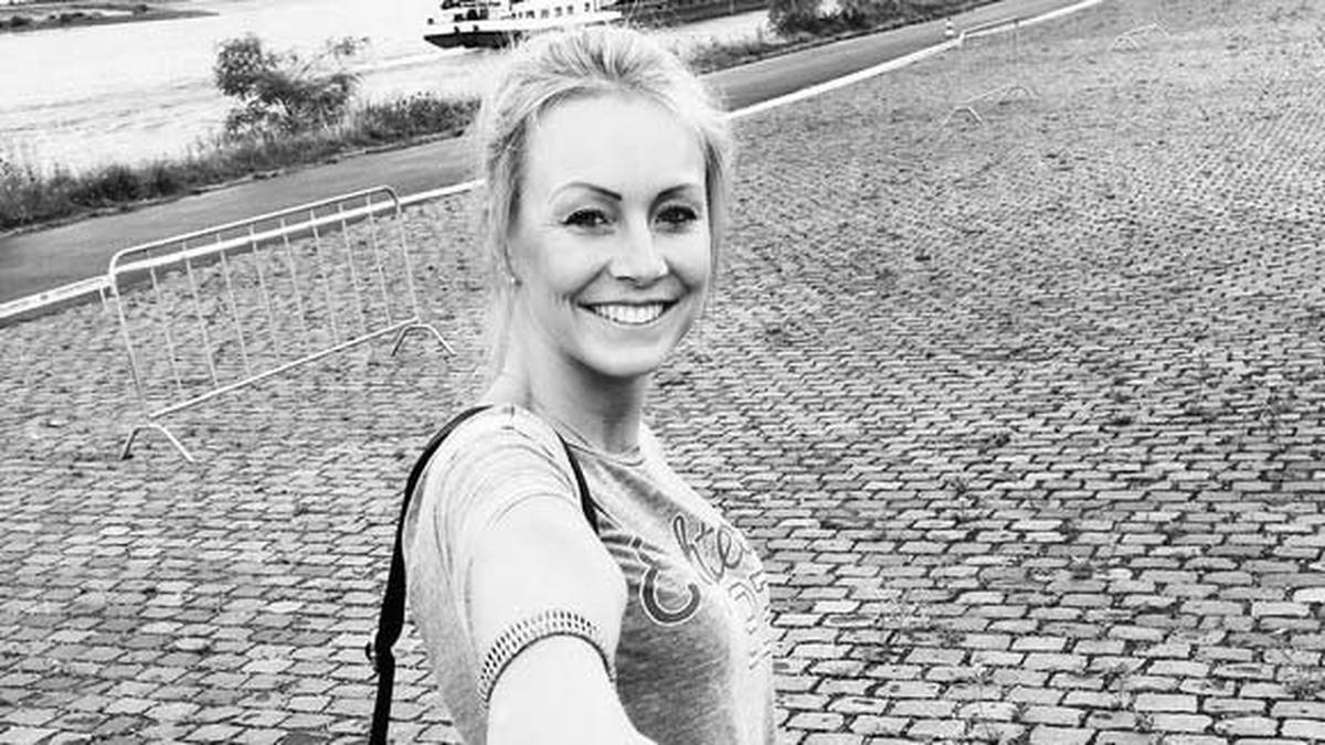 Als Hippe vor einigen Wochen dieses Bild samt Liebesschwur postet, fragen sich viele ihrer Fans, wem denn die Hand gehört, die sie hält. Das Rätsel ist nun ganz offiziell gelüftet: Basketball-Nationalspieler Tibor Pleiß ist der Mann an Hippes Seite