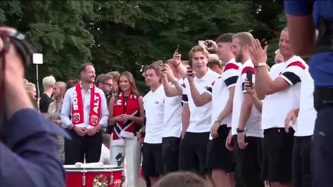 Feierstimmung in Norwegen. Anlässlich der Rückkehr ihrer WM-Helden feierten die Fans ihre Nationalmannschaft. Mittendrin war sogar der norwegische Kronprinz.