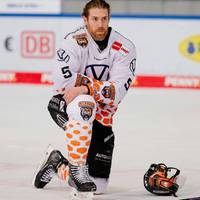Der Silbermedaillengewinner von Pyeongchang 2018 verlängerte seinen Vertrag laut Vereinsmitteilung von Dienstag vorzeitig um zwei Jahre bis 2026.
